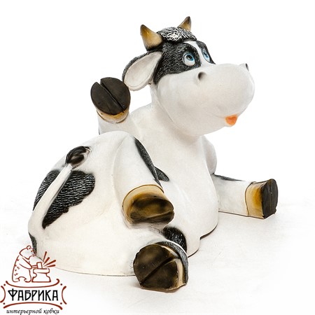 Корова лежит в саду