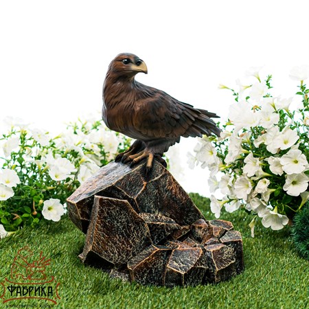 садовый фонтан с орлом